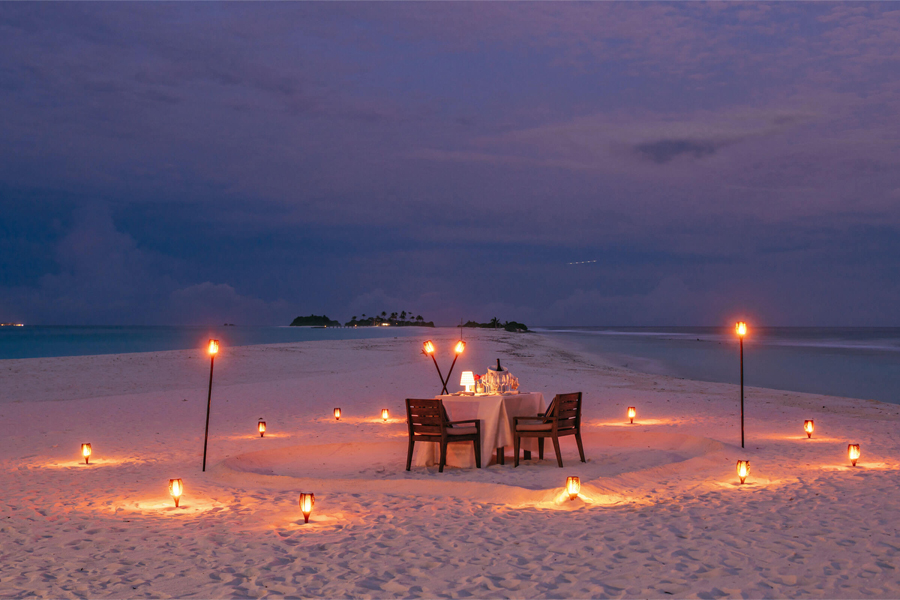honeymoon-private-beach-dinner-maldives-gallery Kopie
